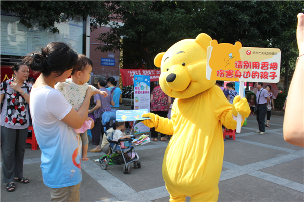 5月29日，梧州市婦幼保健院到潘塘公園參與衛(wèi)生系統(tǒng)開展的世界無煙日宣傳活動，該院醫(yī)務人員扮成可愛的卡通造型，呼吁市民為孩