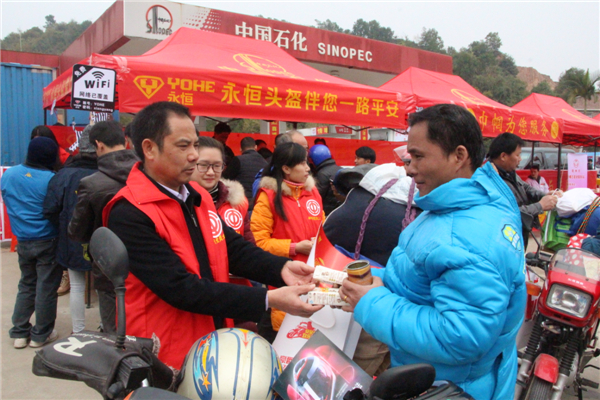梧州市總工會(huì)李副主席慰問(wèn)返鄉(xiāng)農(nóng)民工--陶志鵬攝.jpg