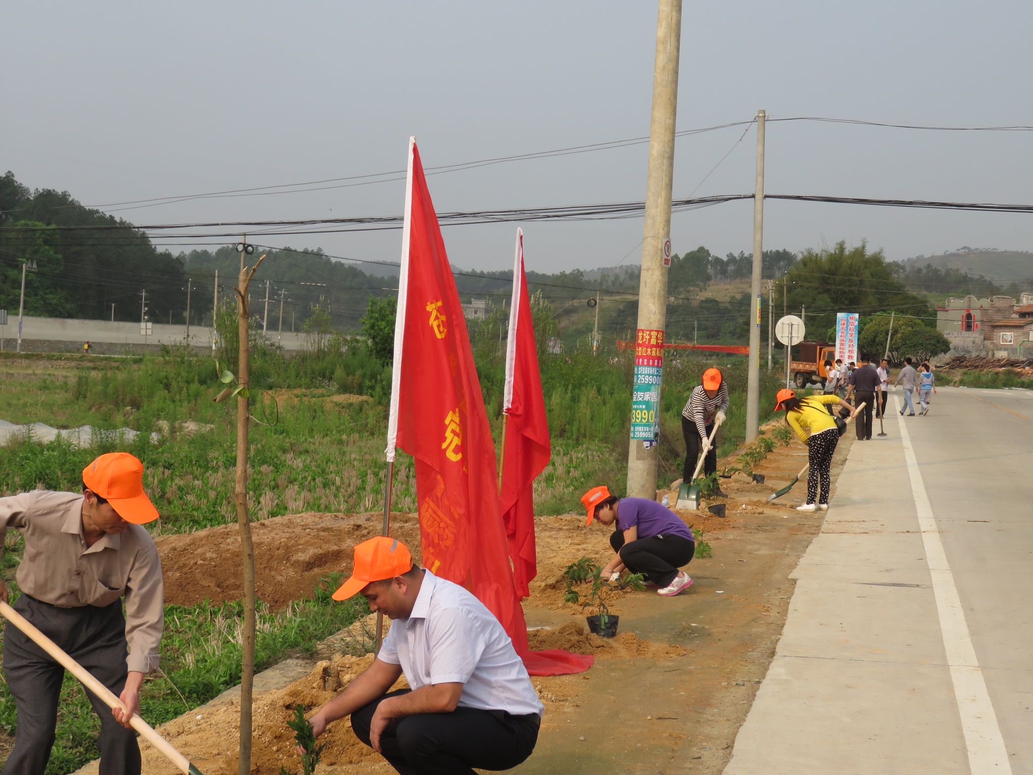 龍圩區(qū)領(lǐng)導(dǎo)與機(jī)關(guān)干部職工等人參加義務(wù)植樹(shù)活動(dòng)