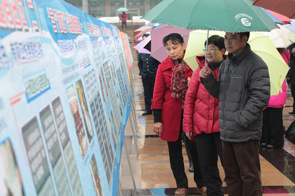 梧州市總工會(huì)組織干部職工觀看“查處發(fā)生在群眾身邊的‘四風(fēng)’和腐敗問題專項(xiàng)工作成果展”