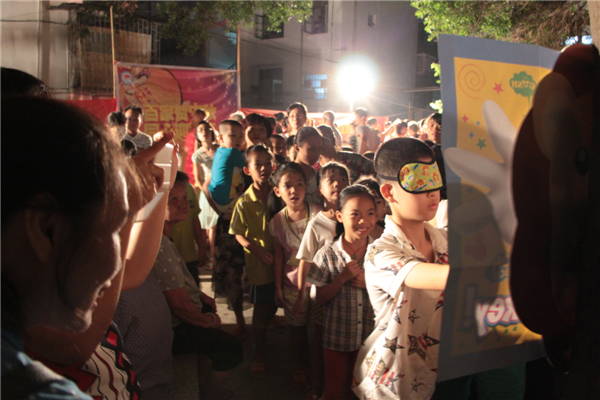 在中秋節(jié)來臨之際，為進一步拓展“雙報到”活動，踐行“兩學(xué)一做”學(xué)習(xí)教育，關(guān)愛社區(qū)職工群眾，營造歡樂祥和的節(jié)日氛圍，梧州市