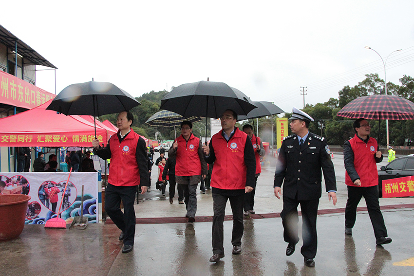 市委常委、組織部部長張惠強(qiáng)，市人大副主任、市總工會主席徐遠(yuǎn)洲一行在東出口春運(yùn)服務(wù)站視察各行業(yè)愛心服務(wù)站.jpg