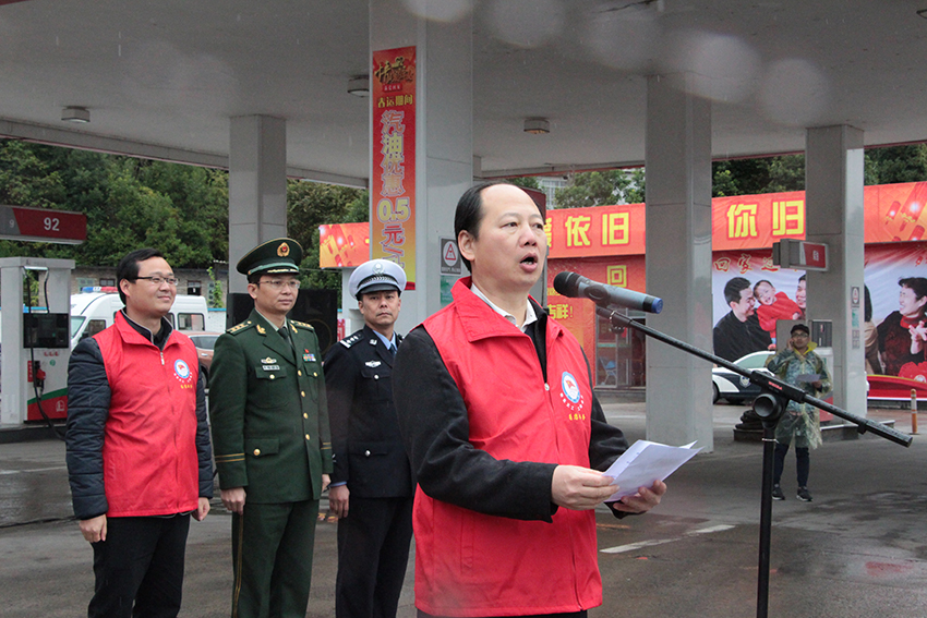 市人大副主任、市總工會主席徐遠(yuǎn)洲在主持“暖流活動(dòng)”啟動(dòng)儀式.jpg