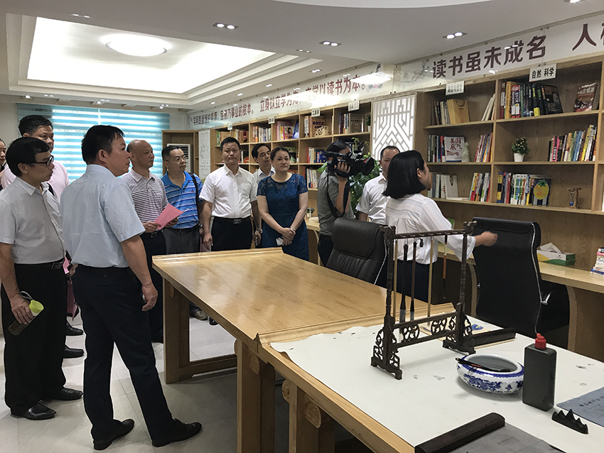 6-與會(huì)人員觀摩岑溪農(nóng)村商業(yè)銀行職工書(shū)屋.JPG