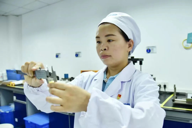 【楷模風(fēng)采】2024年全國五一勞動獎(jiǎng)?wù)?| 雷潔萍：為“小藥丸”傾注“大匠心”的追夢人
