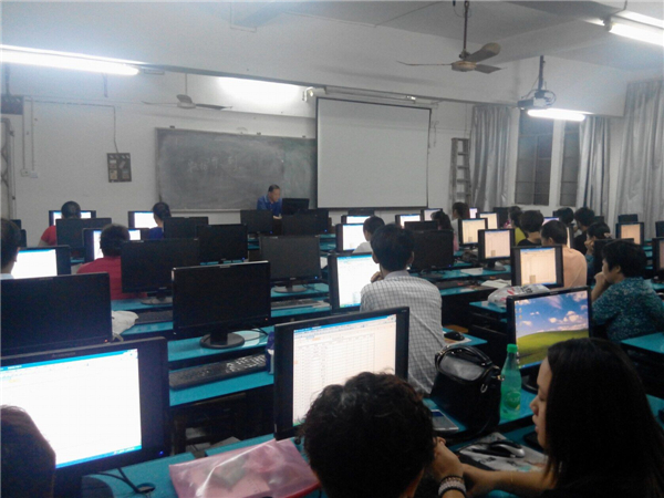 計算機班的學員地進行計算機操作.jpg