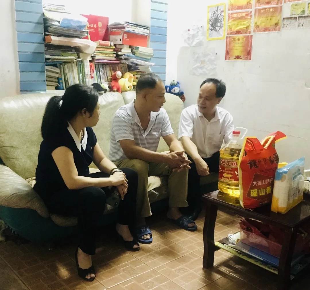 節(jié)日慰問暖人心，結(jié)對(duì)幫扶情誼真