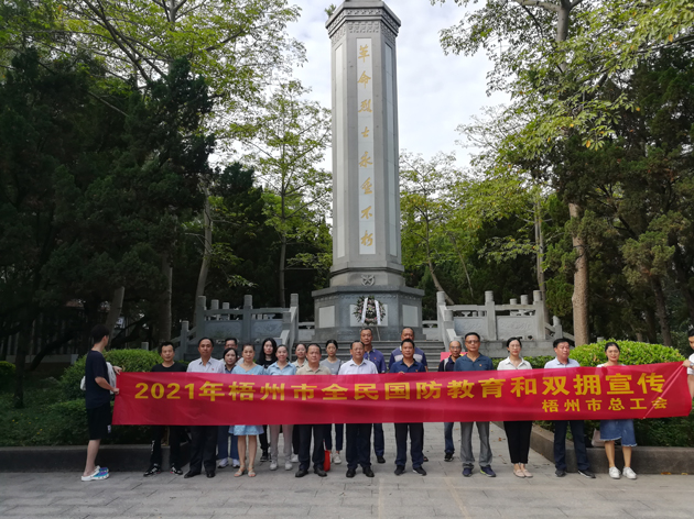 瞻仰烈士紀(jì)念碑，在緬懷烈士中提升國防意識
