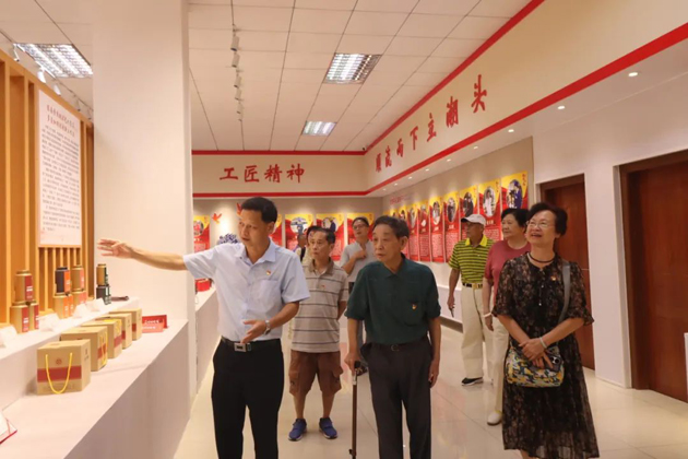 退休不褪色，丹心永向黨丨市總工會(huì)退休黨支部開(kāi)展主題黨日活動(dòng)