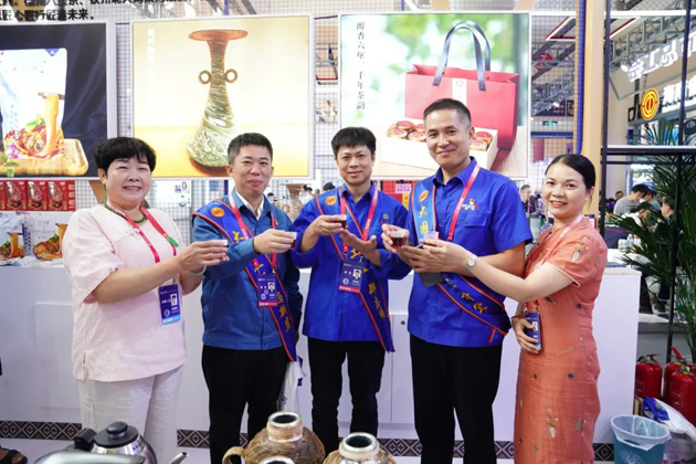 梧茶飄香展魅力，技能創(chuàng)新眾人捧丨梧州六堡茶亮相第二屆大國工匠創(chuàng)新交流大會(huì)