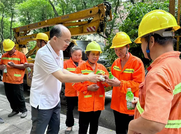 清涼驅(qū)暑熱，關(guān)懷沁人心丨梧州市總工會與愛心企業(yè)為艱苦崗位一線職工送清涼