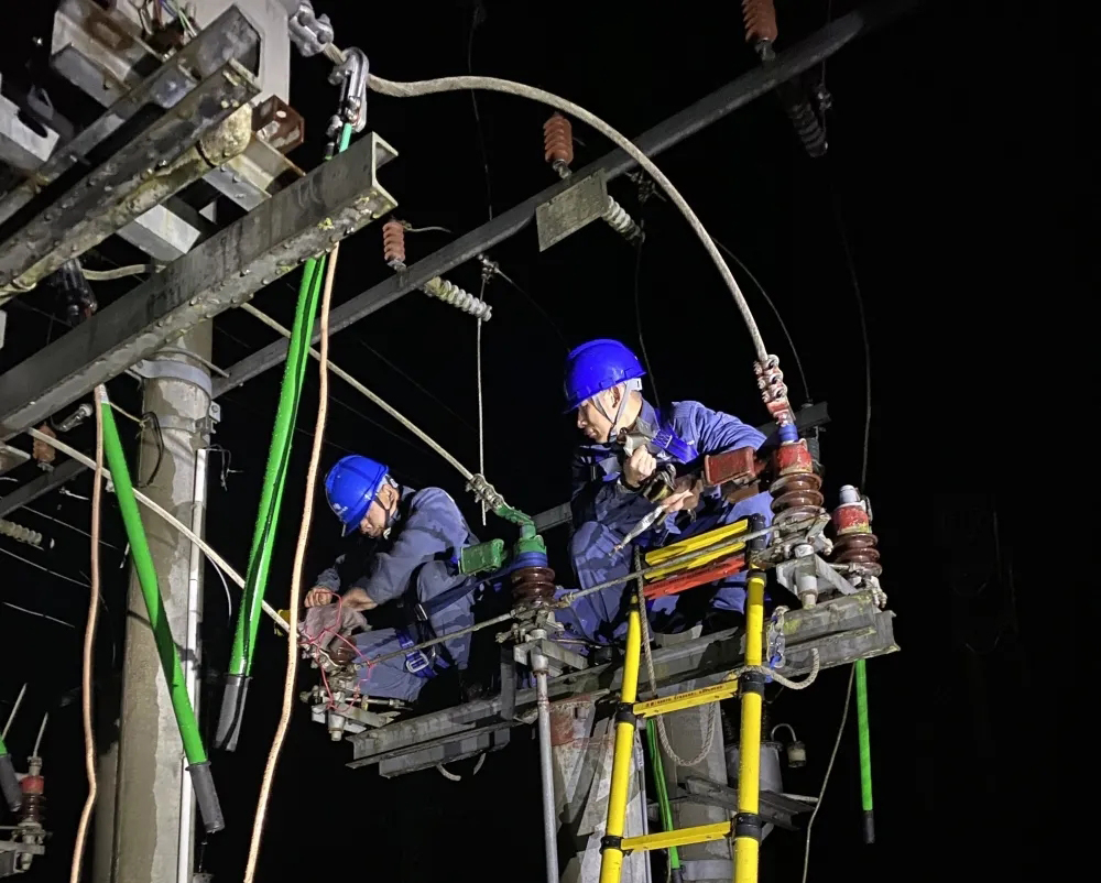 電力守護(hù)者點亮萬家燈火 寒冬夜零點搶修保供電