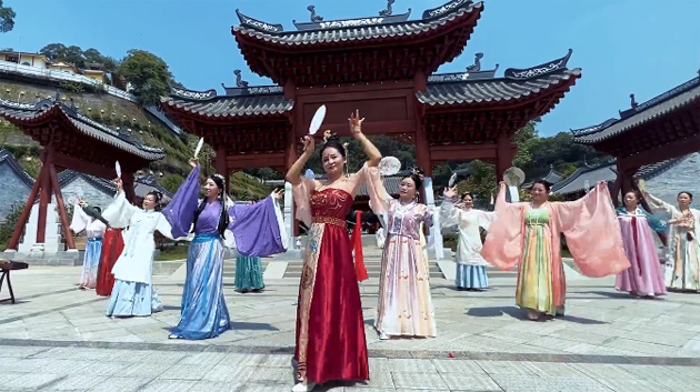 聽，梧州學(xué)院的教職工演繹《禮儀之邦》向祖國73周年華誕獻禮