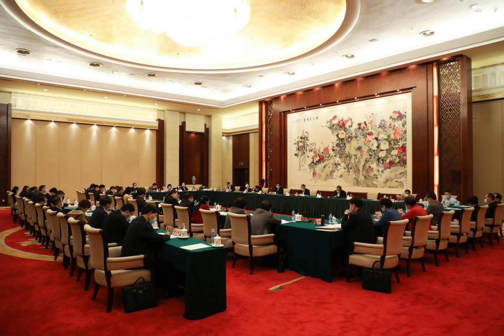 自治區(qū)政協(xié)十二屆四次會(huì)議召開(kāi)期間，工會(huì)界別委員結(jié)合工作實(shí)際，積極建言獻(xiàn)策——