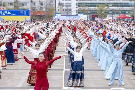 【跟黨奮進(jìn)新征程 巾幗建功新時(shí)代】梧州市第十二屆婦女國風(fēng)趣味體育運(yùn)動(dòng)會(huì)暨“梧家巧姐姐”國潮集市，精彩綻放！