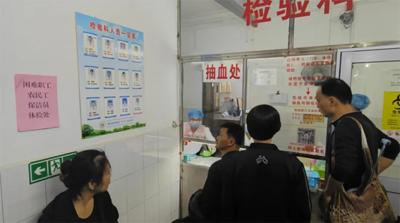 龍圩區(qū)總工會為困難職工、農民工等群體人員開展免費體檢活動